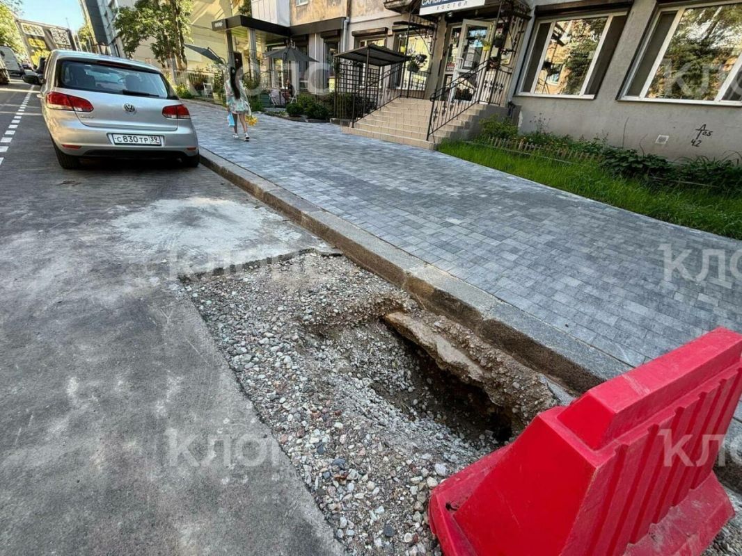 На улице Генерала Галицкого снова начал расти провал, куда ранее угодил автомобиль На улице Генерала Галицкого снова начал расти провал, куда ранее угодил автомобиль