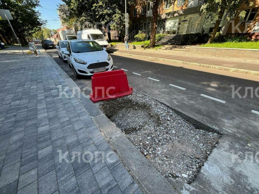 На улице Генерала Галицкого снова начал расти провал, куда ранее угодил автомобиль На улице Генерала Галицкого снова начал расти провал, куда ранее угодил автомобиль