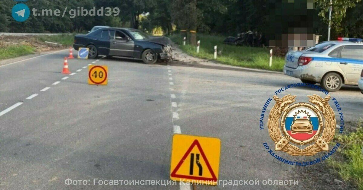 Водитель и пассажирка чудом остались живы: в Балтийском районе Mercedes выбил с трассы Volkswagen