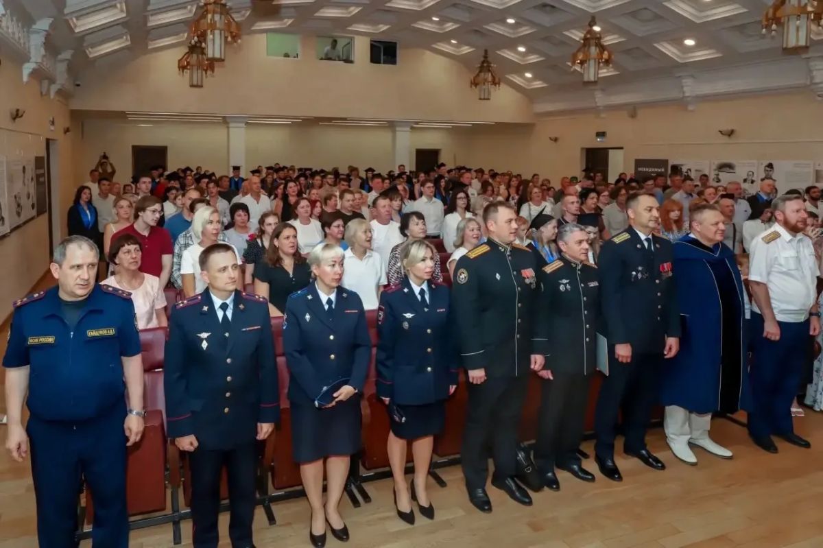 В Калининграде полицейские и общественники приняли участие в торжественном вручении дипломов выпускникам-юристам