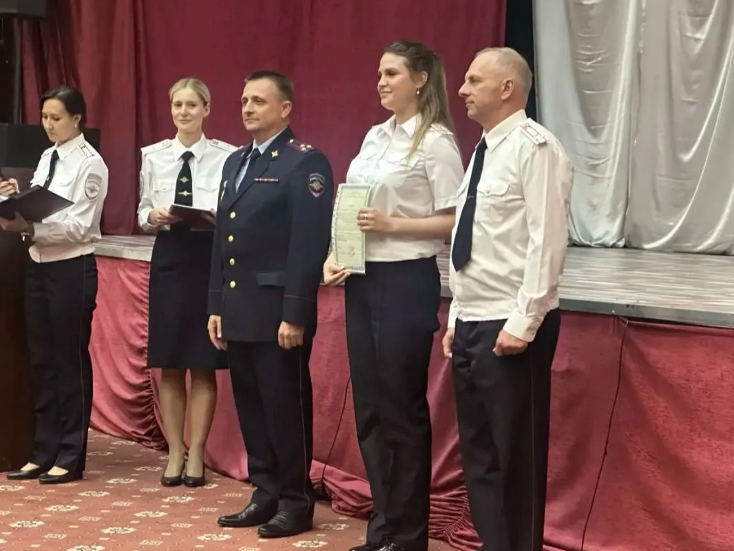 Полковник полиции Дмитрий Иванов поздравил стражей правопорядка, завершивших обучение по программам профессиональной подготовки Полковник полиции Дмитрий Иванов поздравил стражей правопорядка, завершивших обучение по программам профессиональной подготовки