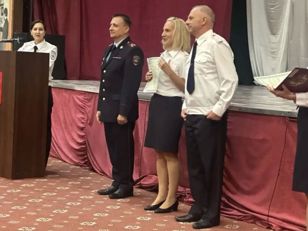 Полковник полиции Дмитрий Иванов поздравил стражей правопорядка, завершивших обучение по программам профессиональной подготовки Полковник полиции Дмитрий Иванов поздравил стражей правопорядка, завершивших обучение по программам профессиональной подготовки
