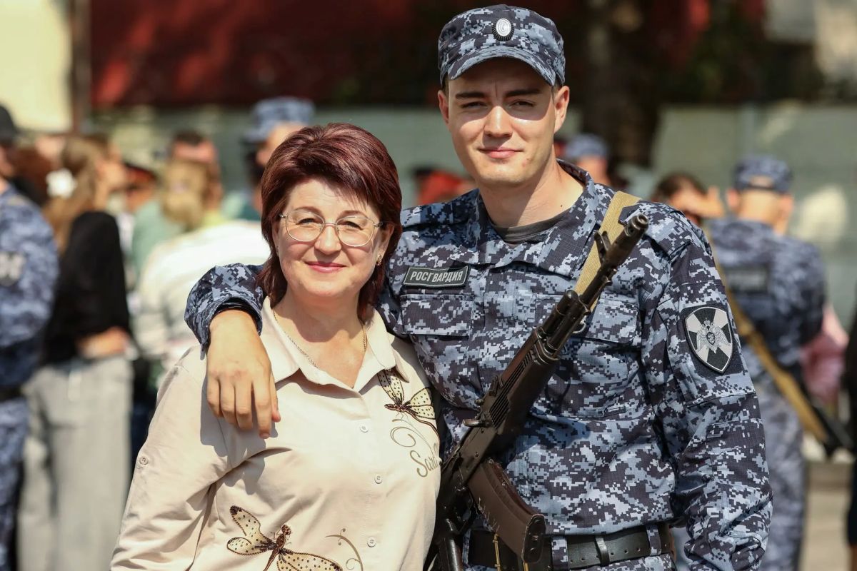 В дислоцированном в Калининграде специальном моторизованном полку Северо-Западного округа Росгвардии состоялась торжественная церемония принятия Военной присяги, участие в которой приняли более 80 юных калининградцев В дислоцированном в Калининграде специальном моторизованном полку Северо-Западного округа Росгвардии состоялась торжественная церемония принятия Военной присяги, участие в которой приняли более 80 юных калининградцев