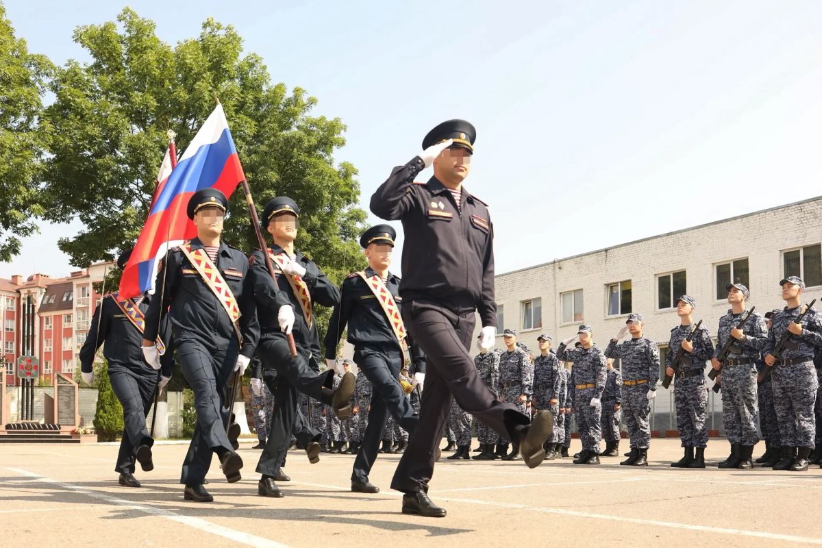 В дислоцированном в Калининграде специальном моторизованном полку Северо-Западного округа Росгвардии состоялась торжественная церемония принятия Военной присяги, участие в которой приняли более 80 юных калининградцев В дислоцированном в Калининграде специальном моторизованном полку Северо-Западного округа Росгвардии состоялась торжественная церемония принятия Военной присяги, участие в которой приняли более 80 юных калининградцев