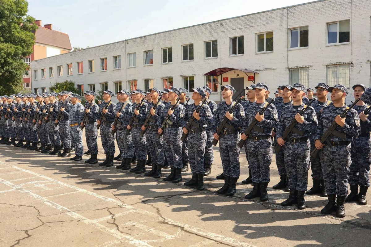 В дислоцированном в Калининграде специальном моторизованном полку Северо-Западного округа Росгвардии состоялась торжественная церемония принятия Военной присяги, участие в которой приняли более 80 юных калининградцев В дислоцированном в Калининграде специальном моторизованном полку Северо-Западного округа Росгвардии состоялась торжественная церемония принятия Военной присяги, участие в которой приняли более 80 юных калининградцев