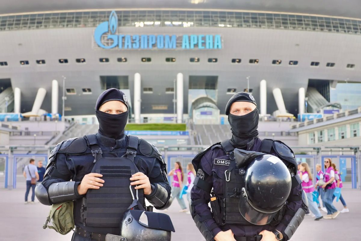 В эти минуты на петербургском стадионе «Газпром Арена» безопасность матча Кубка России по футболу между местным клубом «Зенит» и калининградским «Балтика» обеспечивают военнослужащие специального моторизованного... В эти минуты на петербургском стадионе «Газпром Арена» безопасность матча Кубка России по футболу между местным клубом «Зенит» и калининградским «Балтика» обеспечивают военнослужащие специального моторизованного...