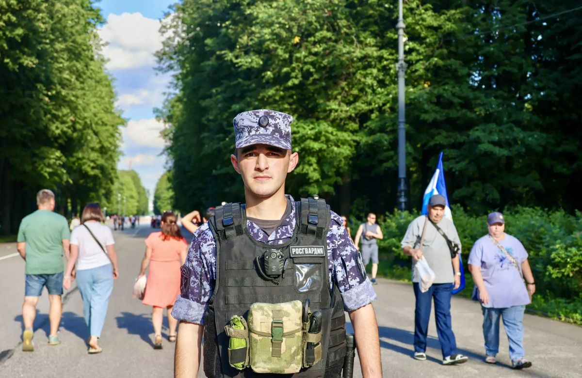 В эти минуты на петербургском стадионе «Газпром Арена» безопасность матча Кубка России по футболу между местным клубом «Зенит» и калининградским «Балтика» обеспечивают военнослужащие специального моторизованного... В эти минуты на петербургском стадионе «Газпром Арена» безопасность матча Кубка России по футболу между местным клубом «Зенит» и калининградским «Балтика» обеспечивают военнослужащие специального моторизованного...