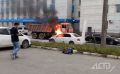 Белый седан загорелся в Южно-Сахалинске после ДТП