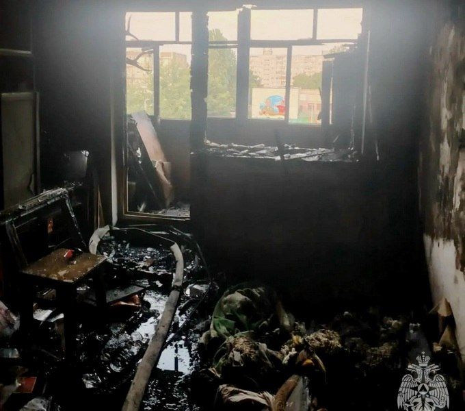 В Калининграде вывели из дыма 8 человек, кошку и собаку