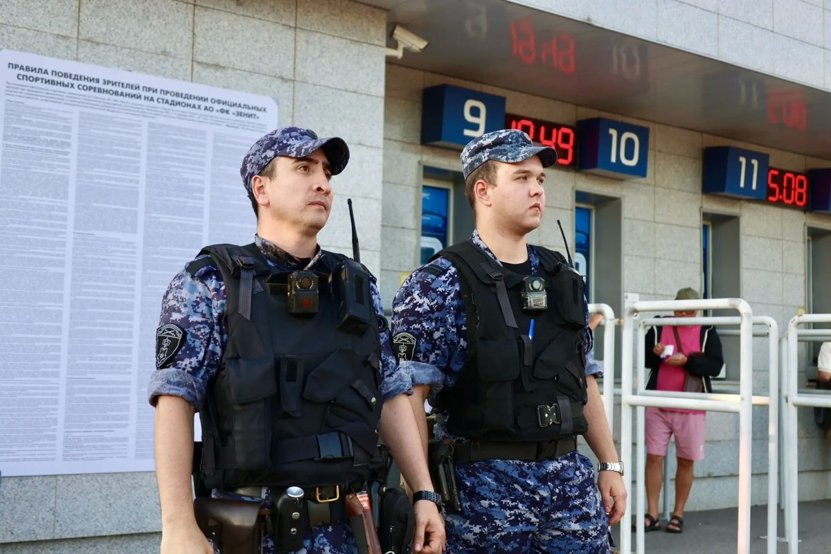 В эти минуты на петербургском стадионе «Газпром Арена» безопасность матча Кубка России по футболу между местным клубом «Зенит» и калининградским «Балтика» обеспечивают военнослужащие специального моторизованного... В эти минуты на петербургском стадионе «Газпром Арена» безопасность матча Кубка России по футболу между местным клубом «Зенит» и калининградским «Балтика» обеспечивают военнослужащие специального моторизованного...