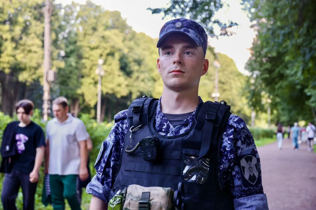 В эти минуты на петербургском стадионе «Газпром Арена» безопасность матча Кубка России по футболу между местным клубом «Зенит» и калининградским «Балтика» обеспечивают военнослужащие специального моторизованного... В эти минуты на петербургском стадионе «Газпром Арена» безопасность матча Кубка России по футболу между местным клубом «Зенит» и калининградским «Балтика» обеспечивают военнослужащие специального моторизованного...