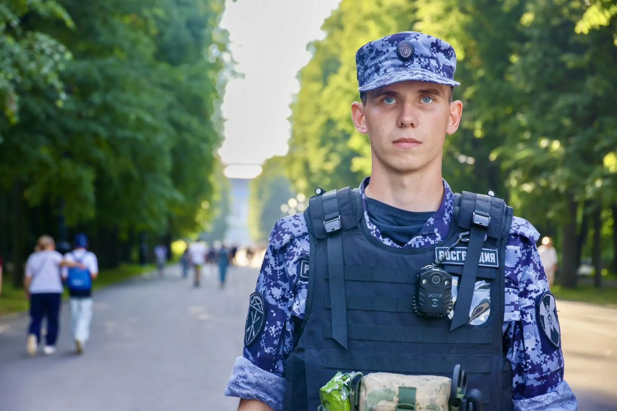 В эти минуты на петербургском стадионе «Газпром Арена» безопасность матча Кубка России по футболу между местным клубом «Зенит» и калининградским «Балтика» обеспечивают военнослужащие специального моторизованного... В эти минуты на петербургском стадионе «Газпром Арена» безопасность матча Кубка России по футболу между местным клубом «Зенит» и калининградским «Балтика» обеспечивают военнослужащие специального моторизованного...
