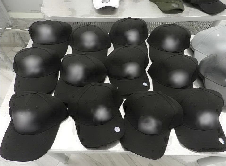 В багаже пассажира из Египта нашли 84 поддельные брендовые кепки