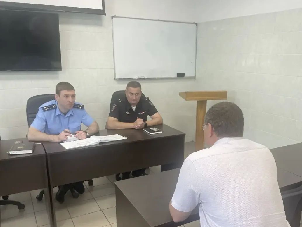 Прокуроры продолжают проведение выездных личных приемов граждан Прокуроры продолжают проведение выездных личных приемов граждан
