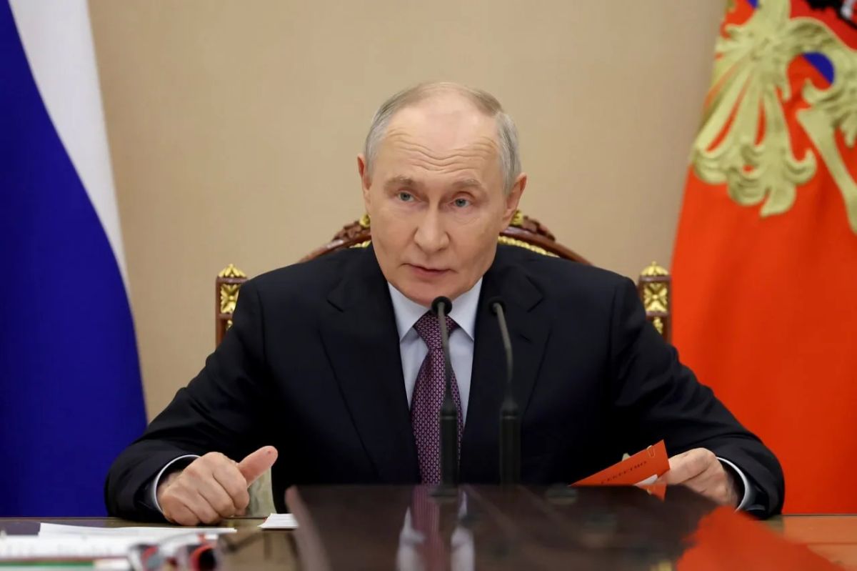 Президент России Владимир Путин провёл в режиме видеоконференции оперативное совещание с постоянными членами Совета Безопасности РФ, основной темой которого стали дополнительные меры антитеррористической защищённости...