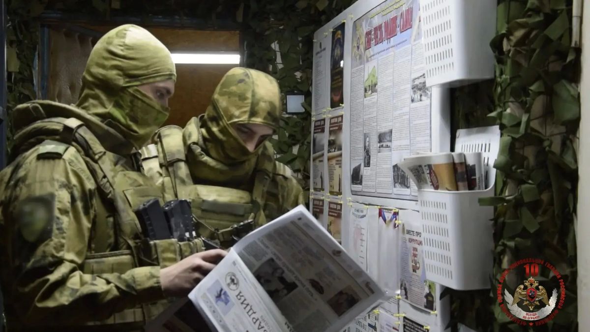 Росгвардейцы в ДНР получают из дома региональные газеты и письма поддержки