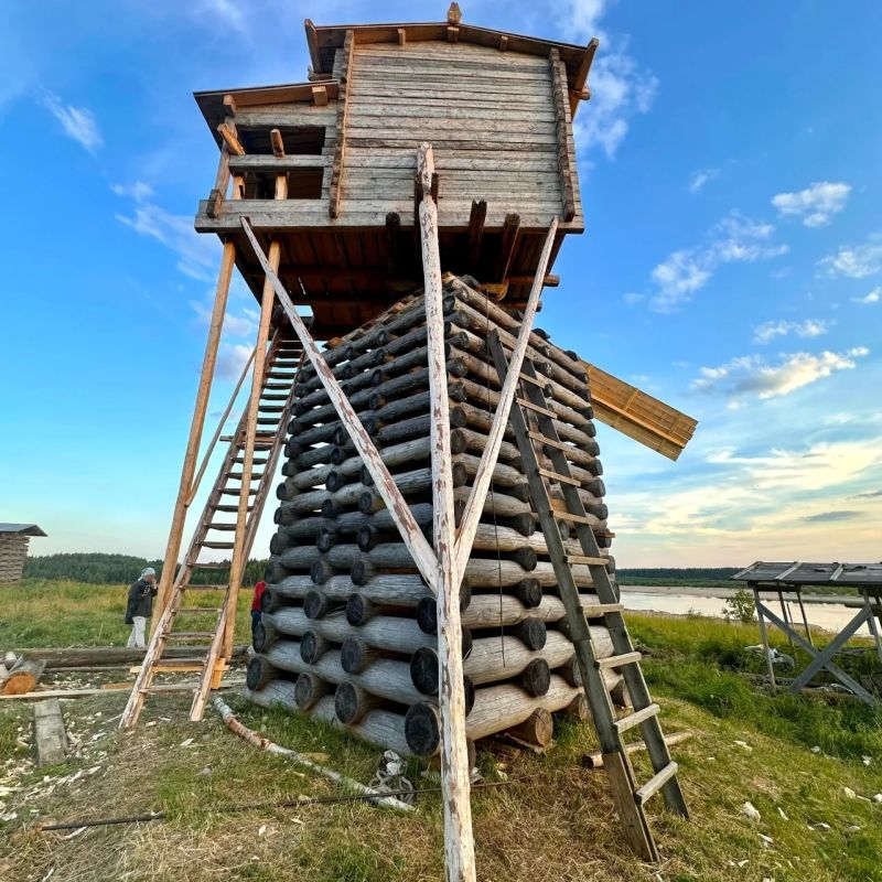 В историко-культурном парке средневековья «Ушкуй» под Правдинском воссоздают традиционную систему поворота столбовой мельницы В историко-культурном парке средневековья «Ушкуй» под Правдинском воссоздают традиционную систему поворота столбовой мельницы