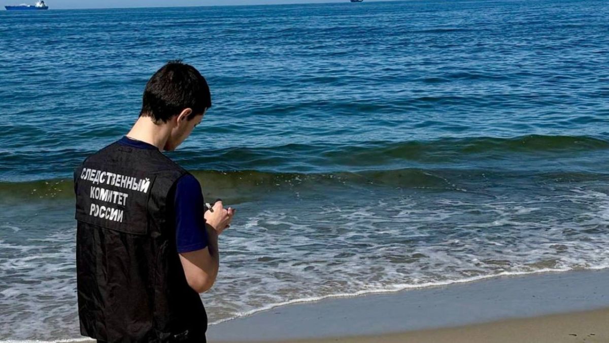 Следователи Следственного комитета выясняют обстоятельства гибели 26-летнего жителя Балтийска, чье тело с признаками утопления было обнаружено отдыхающими утром 9 августа на пляже Балтийской косы