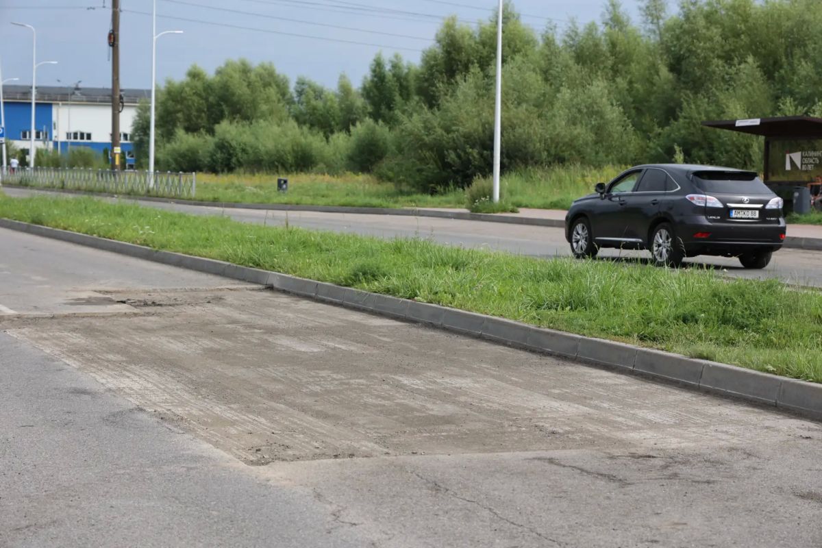 В понедельник, 10 августа, дорожные работы на улице У. Громовой (в районе дома 7) продолжаются: ведётся ремонт тротуара, производится укладка новой плитки В понедельник, 10 августа, дорожные работы на улице У. Громовой (в районе дома 7) продолжаются: ведётся ремонт тротуара, производится укладка новой плитки