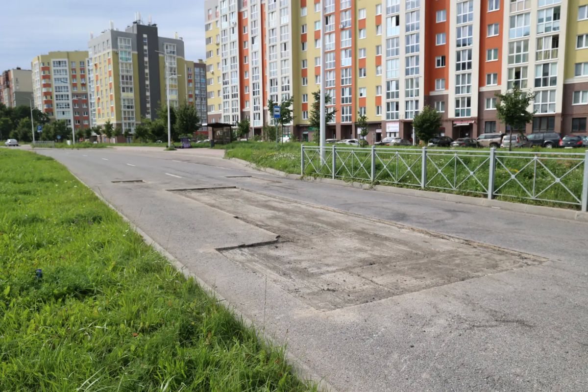 В понедельник, 10 августа, дорожные работы на улице У. Громовой (в районе дома 7) продолжаются: ведётся ремонт тротуара, производится укладка новой плитки В понедельник, 10 августа, дорожные работы на улице У. Громовой (в районе дома 7) продолжаются: ведётся ремонт тротуара, производится укладка новой плитки