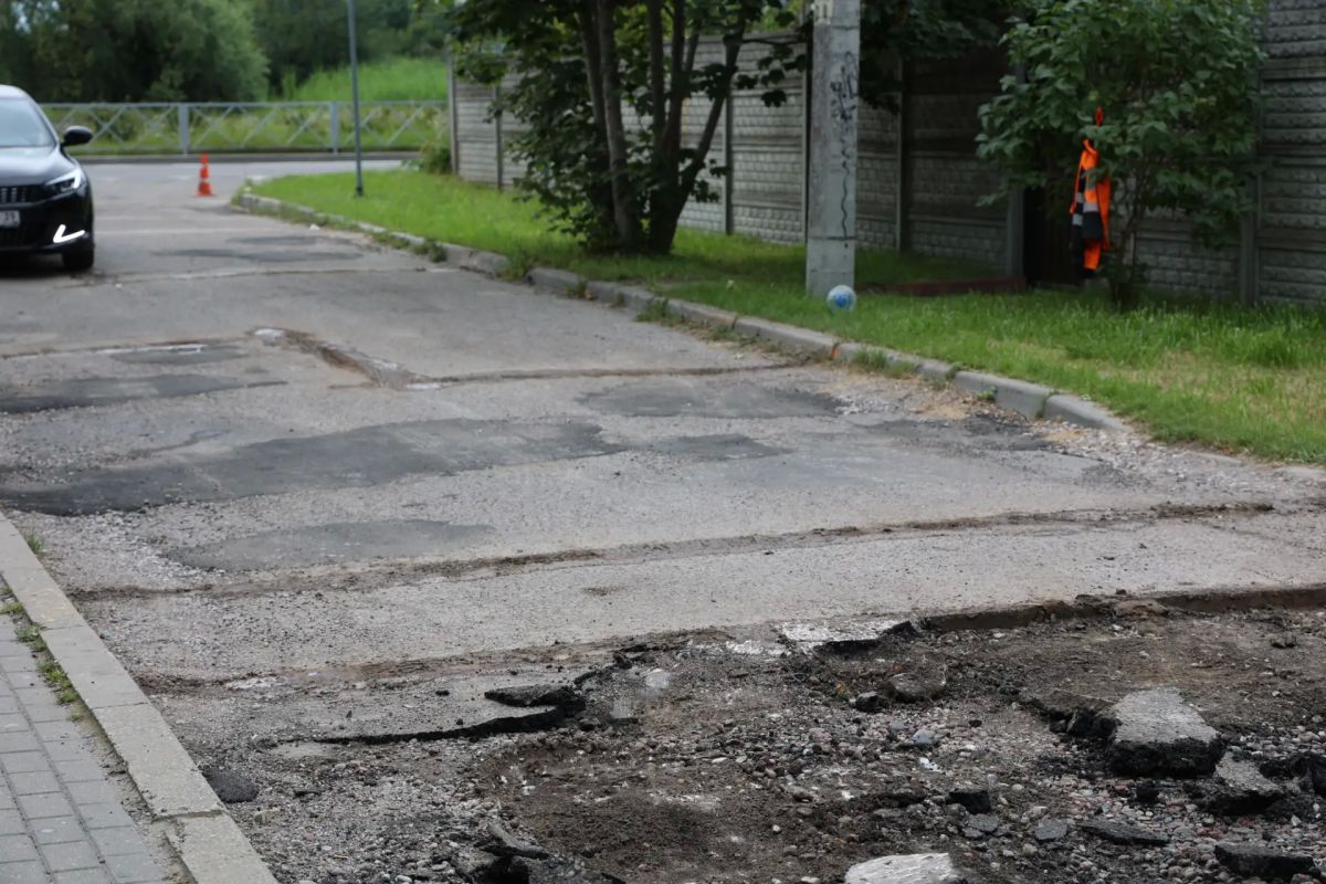 В понедельник, 10 августа, дорожные работы на улице У. Громовой (в районе дома 7) продолжаются: ведётся ремонт тротуара, производится укладка новой плитки В понедельник, 10 августа, дорожные работы на улице У. Громовой (в районе дома 7) продолжаются: ведётся ремонт тротуара, производится укладка новой плитки