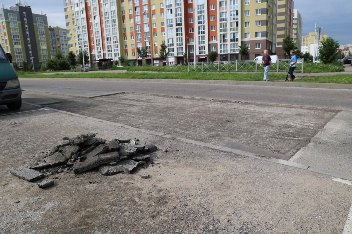 В понедельник, 10 августа, дорожные работы на улице У. Громовой (в районе дома 7) продолжаются: ведётся ремонт тротуара, производится укладка новой плитки В понедельник, 10 августа, дорожные работы на улице У. Громовой (в районе дома 7) продолжаются: ведётся ремонт тротуара, производится укладка новой плитки