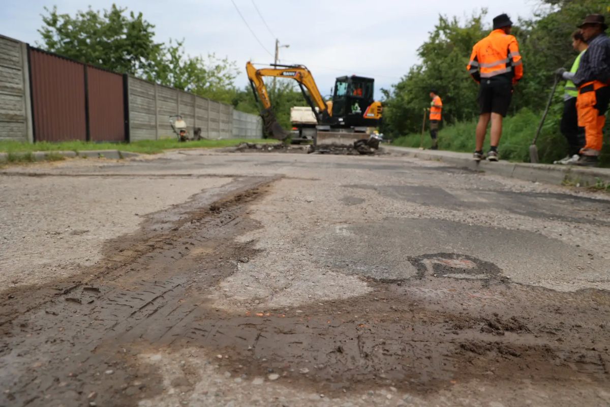 В понедельник, 10 августа, дорожные работы на улице У. Громовой (в районе дома 7) продолжаются: ведётся ремонт тротуара, производится укладка новой плитки В понедельник, 10 августа, дорожные работы на улице У. Громовой (в районе дома 7) продолжаются: ведётся ремонт тротуара, производится укладка новой плитки