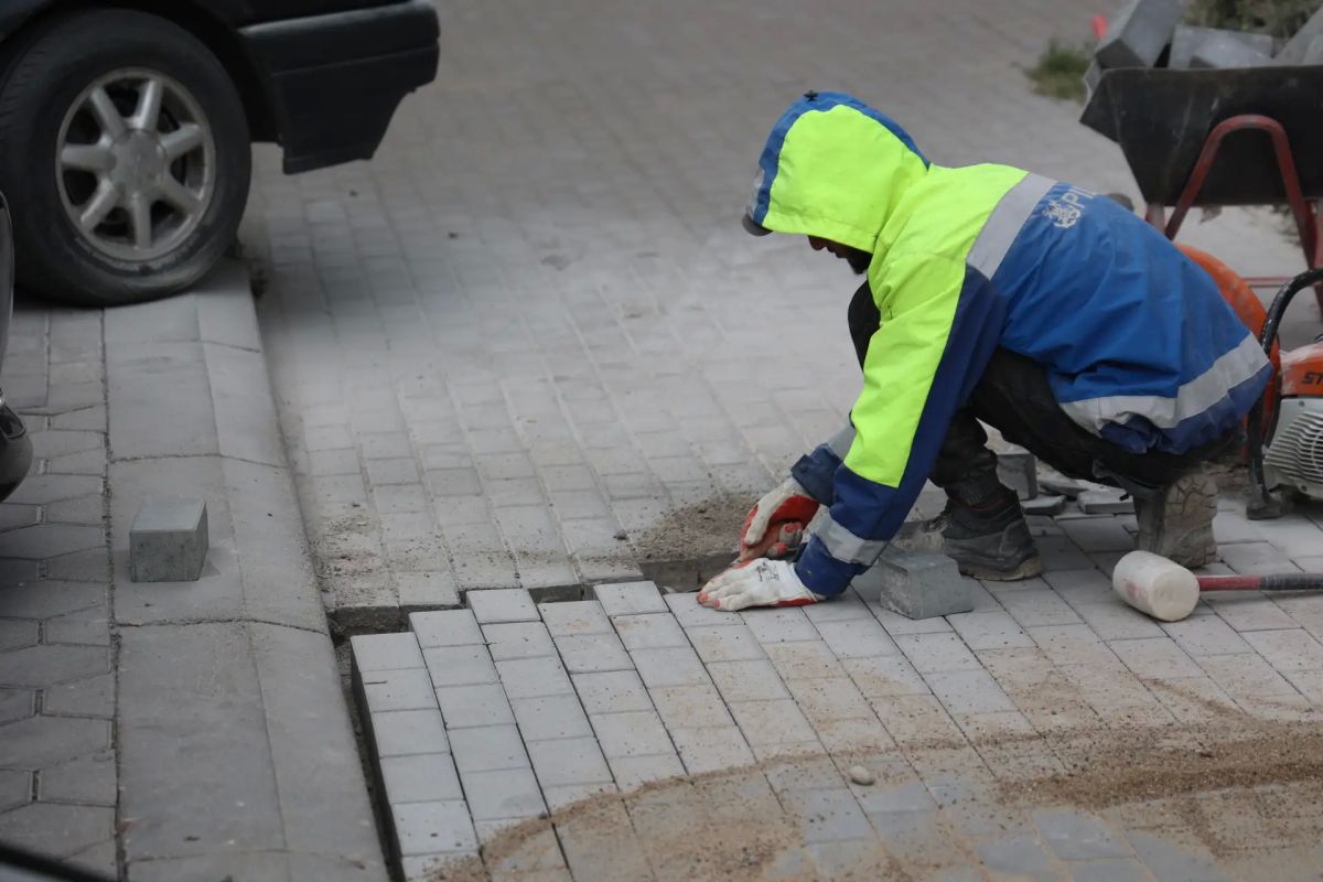 В понедельник, 10 августа, дорожные работы на улице У. Громовой (в районе дома 7) продолжаются: ведётся ремонт тротуара, производится укладка новой плитки В понедельник, 10 августа, дорожные работы на улице У. Громовой (в районе дома 7) продолжаются: ведётся ремонт тротуара, производится укладка новой плитки