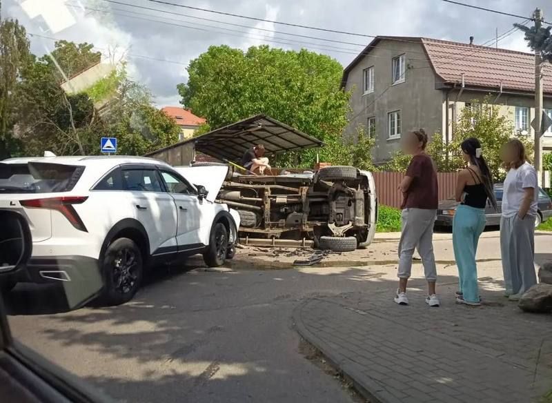 Днём в среду, 12 августа 2026 года, на перекрёстке улиц Осетинской и Броненосной в Калининграде водителя заблокировало в автомобиле
