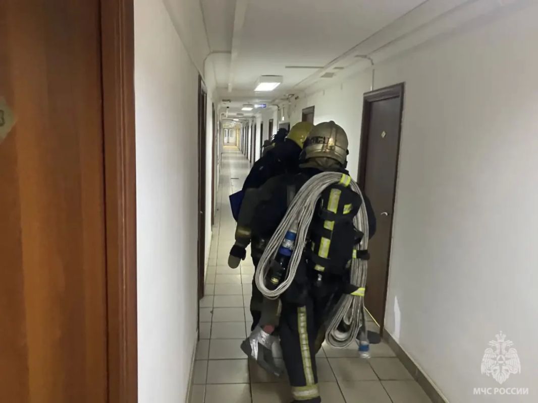 Сотрудники МЧС России потушили условный пожар в Калининграде Сотрудники МЧС России потушили условный пожар в Калининграде
