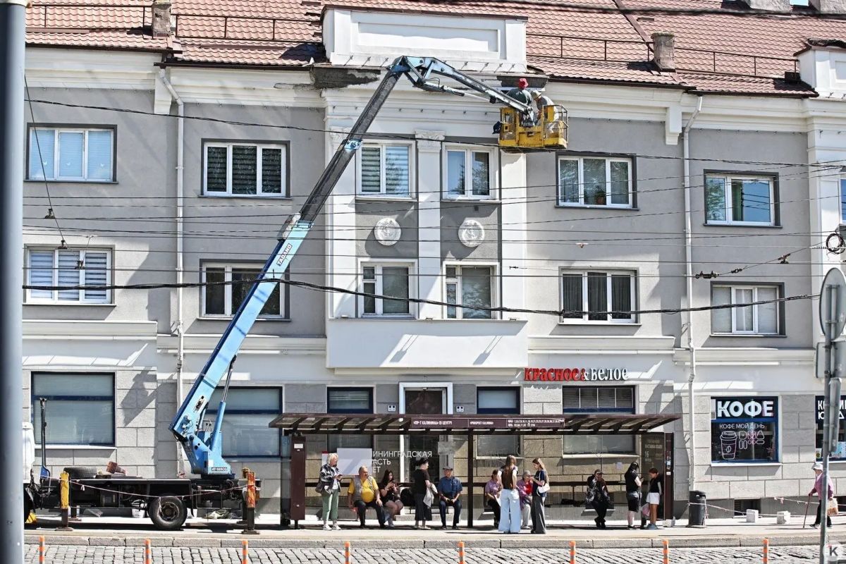 Со столетнего дома у площади Калинина снова осыпается декор после ремонта за 39 миллионов