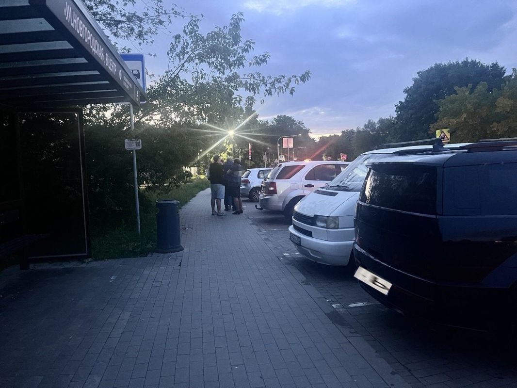 Калининградку с дочкой едва не сбили на новой остановке «Новгородская», которую водители привыкли считать парковкой