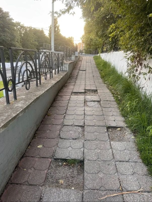 В Калининграде велосипедистка сломала ногу на разбитом спуске у бывшего Дома Советов