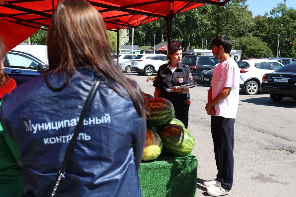 Сегодня комитет муниципального контроля и полиция проверили самые «популярные» у нелегальных продавцов места – пешеходные зоны у ТЦ, магазинов и остановок Сегодня комитет муниципального контроля и полиция проверили самые «популярные» у нелегальных продавцов места – пешеходные зоны у ТЦ, магазинов и остановок
