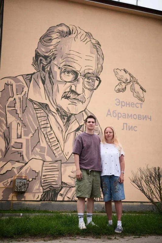 В Янтарном открывают мурал с портретом легендарного мастера по янтарю Эрнеста Лиса В Янтарном открывают мурал с портретом легендарного мастера по янтарю Эрнеста Лиса