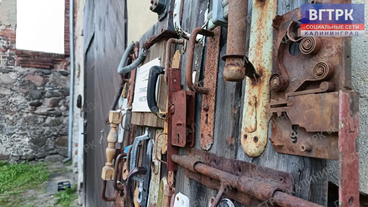 В историческом парке «Замок Инстербург» в Черняховске представили экспозицию проекта «Стамеска Мастер», в которой собраны не только дверные ручки и замки, но и самые разные элементы старинной фурнитуры В историческом парке «Замок Инстербург» в Черняховске представили экспозицию проекта «Стамеска Мастер», в которой собраны не только дверные ручки и замки, но и самые разные элементы старинной фурнитуры