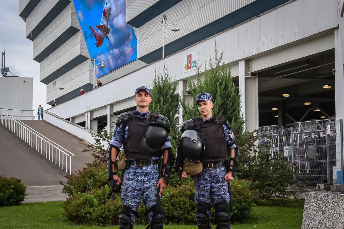 Сегодня в Калининграде военнослужащие специального моторизованного полка Северо-Западного округа Росгвардии и сотрудники ОМОН «Град» Росгвардии обеспечивали безопасность тысяч футбольных болельщиков на матче Российской... Сегодня в Калининграде военнослужащие специального моторизованного полка Северо-Западного округа Росгвардии и сотрудники ОМОН «Град» Росгвардии обеспечивали безопасность тысяч футбольных болельщиков на матче Российской...