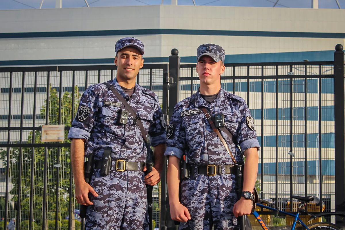 Сегодня в Калининграде военнослужащие специального моторизованного полка Северо-Западного округа Росгвардии и сотрудники ОМОН «Град» Росгвардии обеспечивали безопасность тысяч футбольных болельщиков на матче Российской... Сегодня в Калининграде военнослужащие специального моторизованного полка Северо-Западного округа Росгвардии и сотрудники ОМОН «Град» Росгвардии обеспечивали безопасность тысяч футбольных болельщиков на матче Российской...