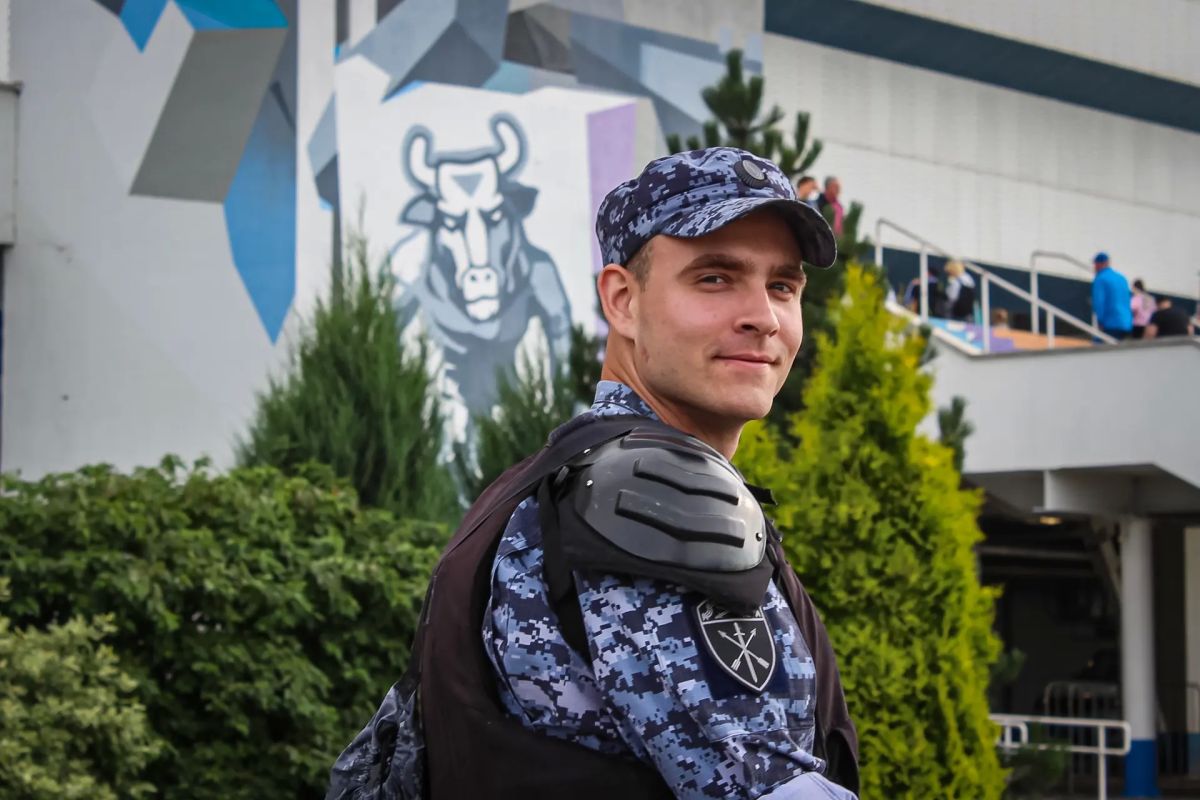 Сегодня в Калининграде военнослужащие специального моторизованного полка Северо-Западного округа Росгвардии и сотрудники ОМОН «Град» Росгвардии обеспечивали безопасность тысяч футбольных болельщиков на матче Российской... Сегодня в Калининграде военнослужащие специального моторизованного полка Северо-Западного округа Росгвардии и сотрудники ОМОН «Град» Росгвардии обеспечивали безопасность тысяч футбольных болельщиков на матче Российской...