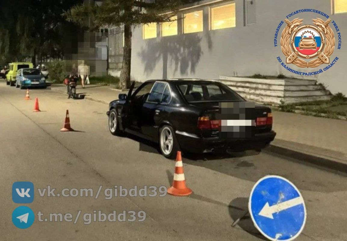По предварительным данным , 15.08.2026 около 20:00 в г. Калининграде на ул. Белибейская, д.12, водитель (1995 г.р.), управляя электрическим мопедом, совершил наезд на открывшуюся дверь автомобиля «БМВ» под управлением...