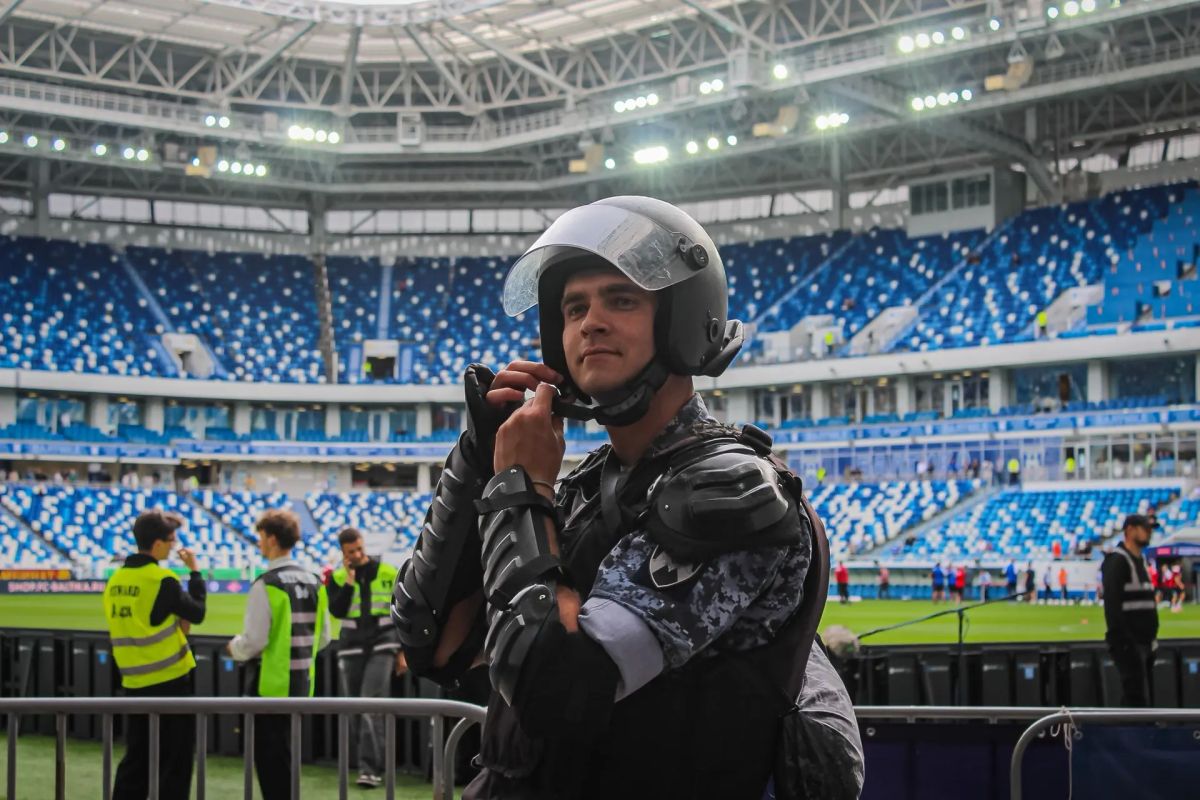 Сегодня в Калининграде военнослужащие специального моторизованного полка Северо-Западного округа Росгвардии и сотрудники ОМОН «Град» Росгвардии обеспечивали безопасность тысяч футбольных болельщиков на матче Российской... Сегодня в Калининграде военнослужащие специального моторизованного полка Северо-Западного округа Росгвардии и сотрудники ОМОН «Град» Росгвардии обеспечивали безопасность тысяч футбольных болельщиков на матче Российской...