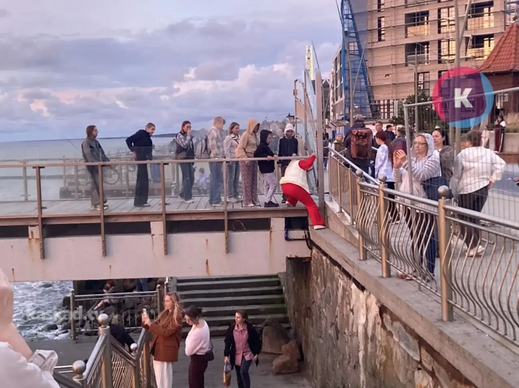 Пирс на ремонте, проход закрыт Пирс на ремонте, проход закрыт