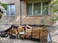 Калининградец завалил хламом свою квартиру в центре города и забирается домой через окно