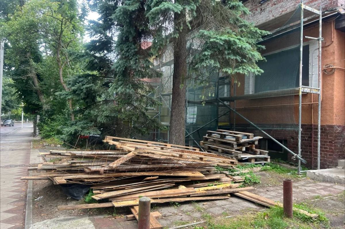На улице Чапаева в Калининграде приступили к ремонту двух исторических домов На улице Чапаева в Калининграде приступили к ремонту двух исторических домов