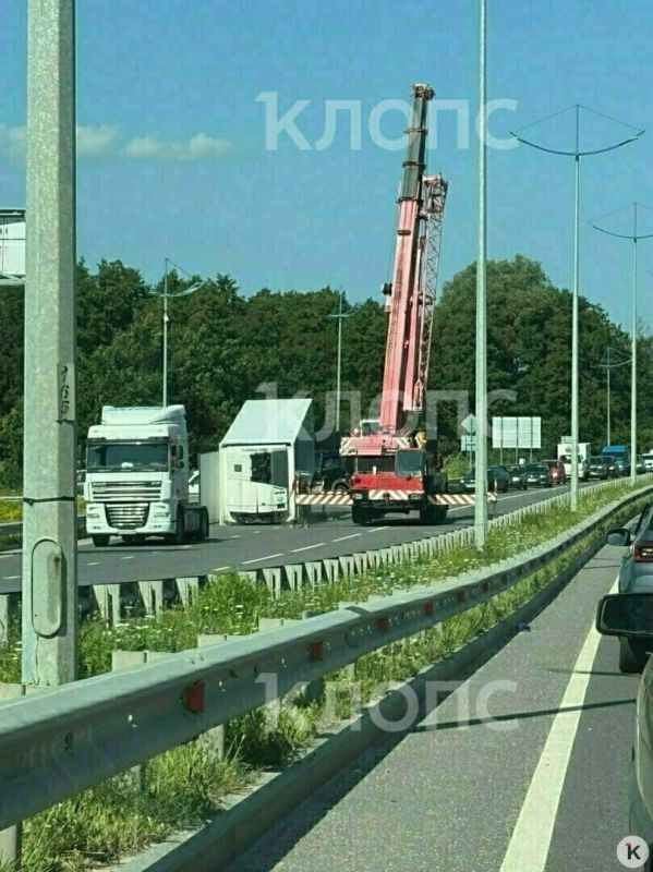 На Советском проспекте фура потеряла холодильник и собрала пробку