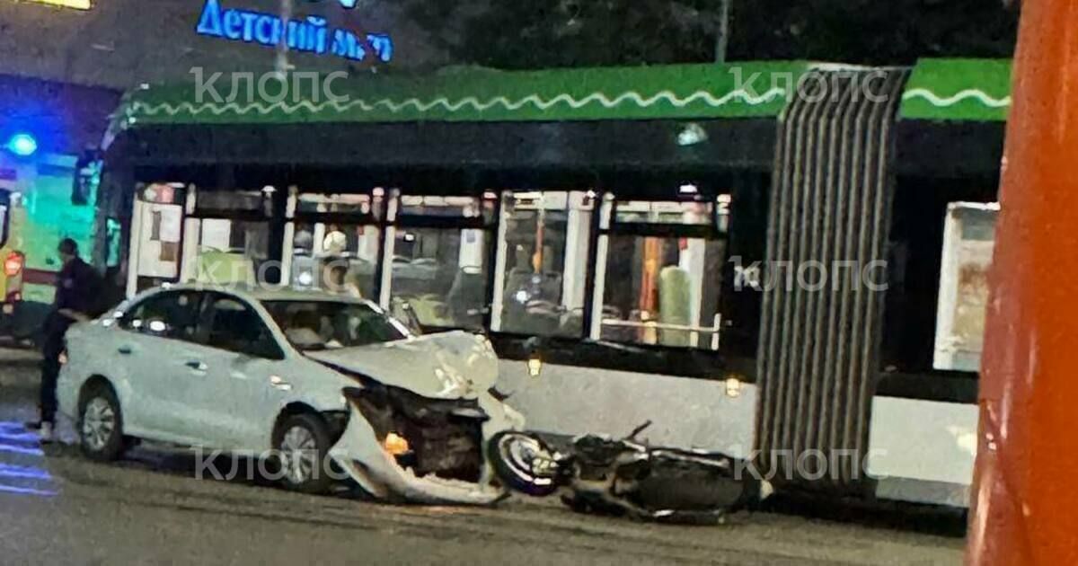 У Южного вокзала в аварию попали трамвай, мотоцикл и легковушка