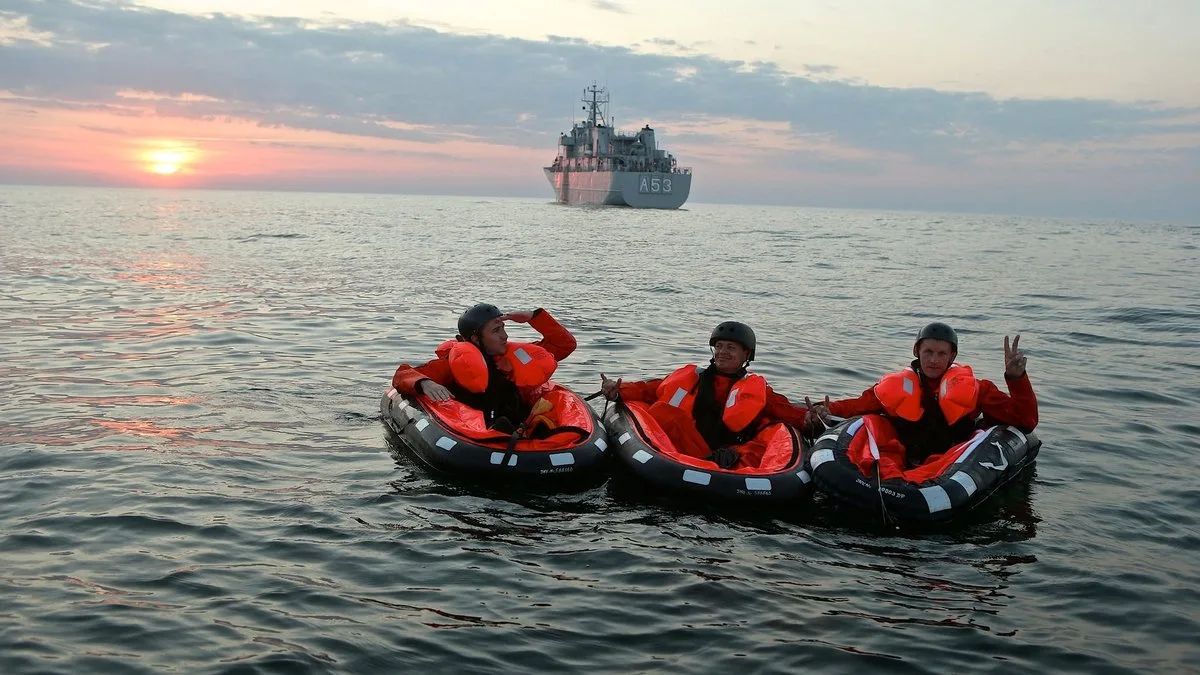 Прибалтийские "летчики" учились выживать в море