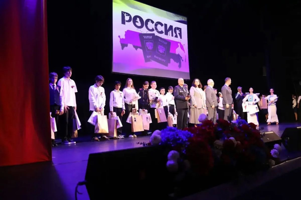 В День Государственного флага Российской Федерации юные жители Калининградской области получили свои первые паспорта В День Государственного флага Российской Федерации юные жители Калининградской области получили свои первые паспорта