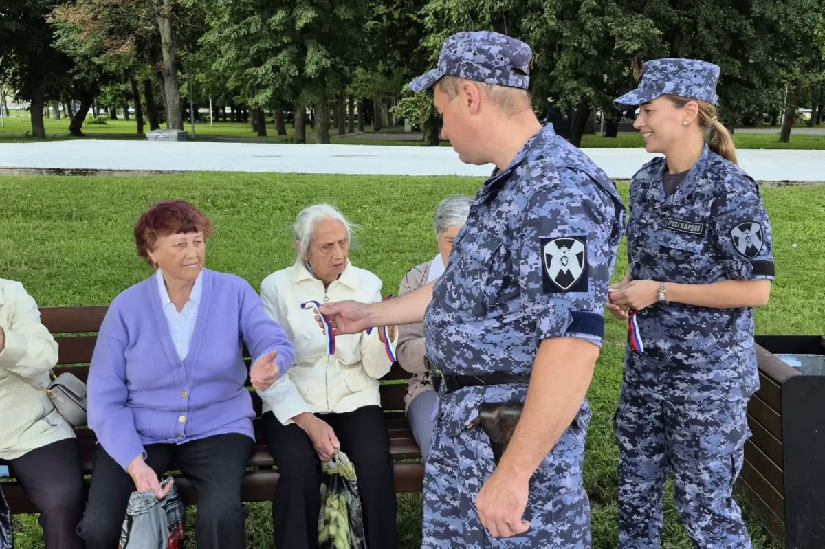 Росгвардейцы провели акцию «С флагом на сердце» в День Государственного флага Росгвардейцы провели акцию «С флагом на сердце» в День Государственного флага