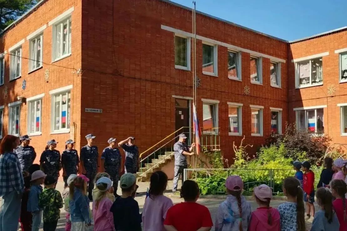 Росгвардейцы провели акцию «С флагом на сердце» в День Государственного флага Росгвардейцы провели акцию «С флагом на сердце» в День Государственного флага